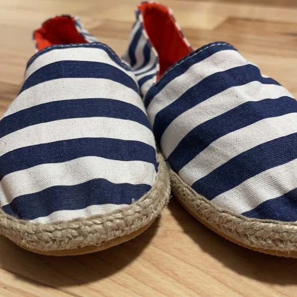 H&M Divided Flats. Matches with a lot of outfits, perfect for styling! - Picture 3 of 4